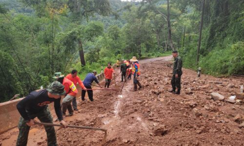 อำเภอฝาง จังหวัดเชียงใหม่ ฝนตกหนักบนดอยอ่างขางมีดินสไลค์ปิดทาง