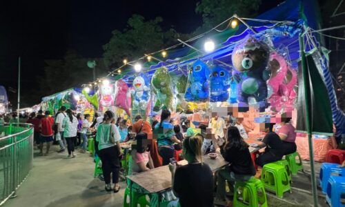 ศรีสะเกษ โผล่อีกบ่อนพนันปาเป้ายิงเป้าร่วม 10 ร้านเต็มปากทางเข้าหน้าวัดดังขุนหาญ