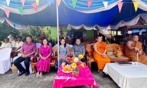 นายอำเภอรัตนบุรีนำชาวพุทธจัดกิจกรรมต่อยอด 1 ตำบล 1 หมู่บ้านยั่งยืน