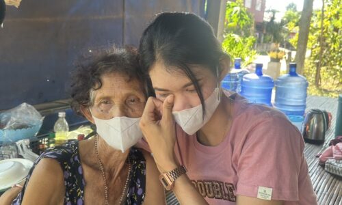 ศรีสะเกษ ลูกสาวกอดแม่ร่ำไห้นำที่นาไปจำนองกู้เงินนอกระบบได้เงิน 400,000 บาทมาให้ลูกสาวเรียนหนังสือ