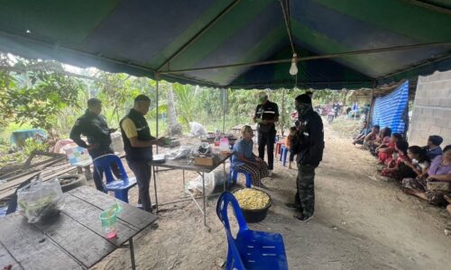 ตม.ระนอง สนธิกำลังลุยตรวจเข้มจับกุมต่างด้าวลักลอบเล่นการพนัน