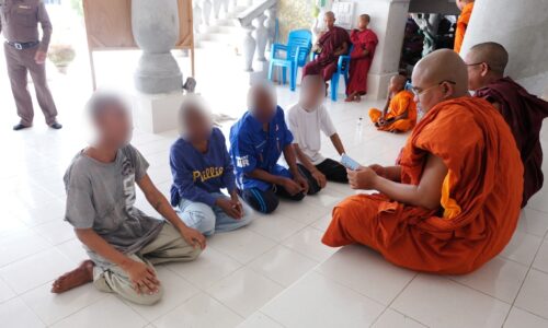 “ตม.ระนอง ตรวจเข้ม สนธิกำลังกับสำนักพุทธฯ จ.ระนอง และหน่วยงานความมั่นคง จับกุมพระเมียนมาหลบหนีเข้าเมือง”