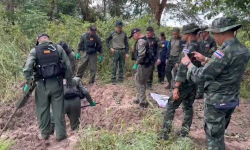 “ศรีสะเกษ” ยังไม่หมด! ชาวบ้านผวาพบลูกปืนใหญ่เขมรตกกลางสวนยางพารา จนท.หน่วย EOD ตชด.22 เร่งทำลาย