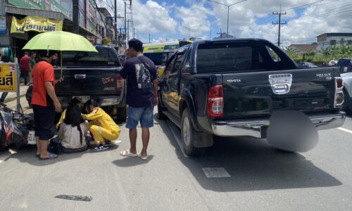 เชียงราย – 2 สาวเจ็บสาหัส! รถกระบะญาตินักการเมืองตัดหน้า – ไม่รับผิดชอบ แถม ตร.ปล่อยรถออกจากโรงพัก เสี่ยงฟ้อง ม.157