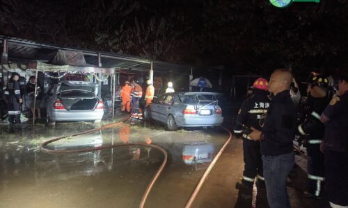 เชียงรายระทึก! เพลิงไหม้อู่ซ่อมรถกลางเมืองเชียงราย รถลูกค้าเสียหาย 3 คัน คาดไฟลัดวงจร ตร.เร่งสอบสาเหตุ