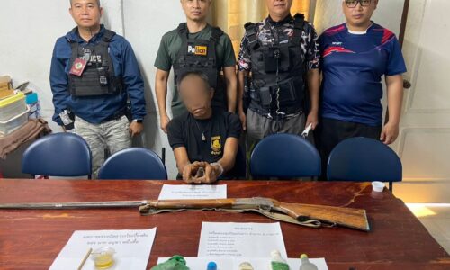 สภ.เมืองเชียงราย บุกรวบผู้ต้องหา คาบ้านดอยลาน หลังพบพัวพันยาเสพติด-ล่าสัตว์ป่า!