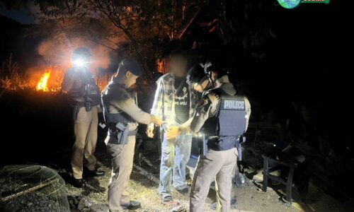 เชียงราย – คลั่งยาบ้า! หนุ่มเชียงรายถือมีดข่มขู่คนในบ้าน ตร.บุกระงับเหตุ ตรวจเจอสารเสพติดในร่างกาย