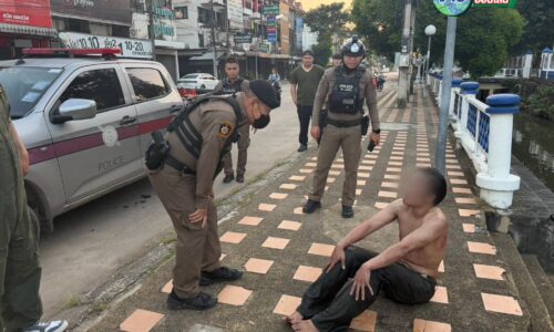 เมาสุราวุ่น! ชายหนุ่มอาละวาดหน้าร้านเกาเหลาสหรส กลางเมืองเชียงราย ตร.คุมตัวสงบเหตุทันควัน