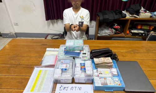 เชียงรายรวบ “ม้ากดเงิน” ชาวจีน กลางเมืองเชียงราย ยึดบัตร ATM กว่า 2,000 ใบ เงินสดกว่า 5 แสนบาท