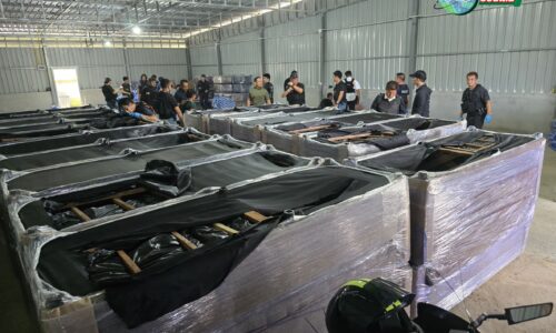 ตำรวจภาค5 -เชียงราย ขยายผลจับ5 หนุ่มเช่าโกดังกลางเมืองพ่อขุนเพื่อซุกยาบ้าในโซฟา10 ล้านเม็ด