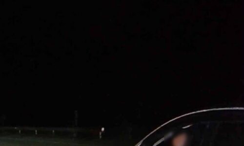 อ้างเป็น ตร. หรือว่าเป็นโจร ใช้ปืนจี้ขืนใจสั่งสองสามีภรรยาให้หยุดรถในที่เปลี่ยว