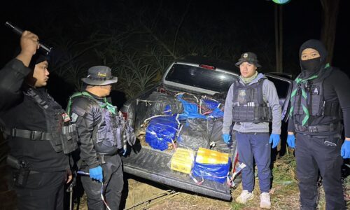 เชียงราย – ทหารพราน 31 ไล่ล่ารถต้องสงสัย ยึดยาบ้า 3 ล้านเม็ด คนร้ายทิ้งรถหนีในสวนสับปะรดแม่จัน