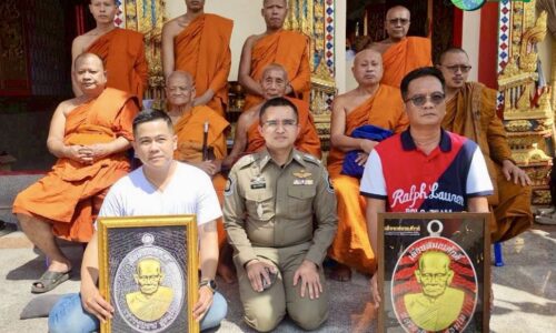 สุราษฎร์ธานี – “รวมสุดยอดบารมีสายใต้! เปิดจองเหรียญ ‘เลื่อนสมณศักดิ์’ หลวงปู่แซม วัดในปราบ เข้มขลังผ่านพิธี ๙ วาระ ๙ เกจิดัง”