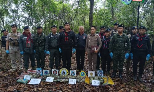 เชียงใหม่ – ทหารพรานปะทะเดือดชายแดนแม่อาย ยึดฝิ่นดิบ 57.6 กิโลกรัม มูลค่ากว่า 2 ล้านบาท พร้อมยาบ้าและอาวุธปืน