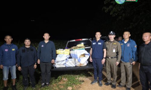 เชียงราย – “เด็ดหัวค้ายา” ตชด.327 วิสามัญ ‘อาโค’ คาทุ่งนาแม่จัน หลังซิ่งกระบะหลบหนี-ชักปืนสู้ ยึดยาบ้า 1.2 ล้านเม็ด