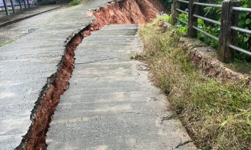 ดินสไลด์ปิดตายทางเข้าหมู่บ้านแม่ฟ้าหลวง! น้ำสายลด แต่น้ำลาวทะลักท่วมป่าอ้อดอนชัยกว่า 50 หลังคาเรือน