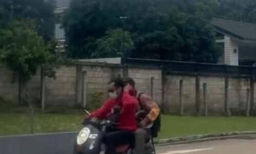 เชียงราย – อุกอาจกลางห้าง! 2 คนร้ายควงปืนบุกปล้นร้านทองโลตัสเชียงของ ยิงขู่ 1 นัด กวาดทองเผ่น คาดหนีข้ามโขง
