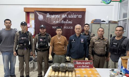 เชียงใหม่ – ระทึกแม่อาย! ตร.ไล่ล่ากระบะขนยาซิ่งหนีเข้าทางตัน ทิ้งรถ-ยาบ้า 2 แสนเม็ด หลบหนีเข้าความมืด