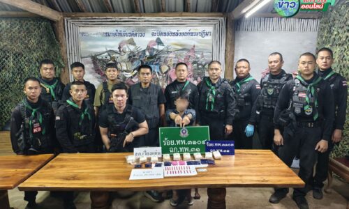 เชียงราย – สกัดรวบกลางดึก! ทหารพรานผาเมืองตั้งด่านดักจับหนุ่มเวียงแก่น ซุกยาบ้ากว่า 2 หมื่นเม็ดใต้คอนโซลรถ