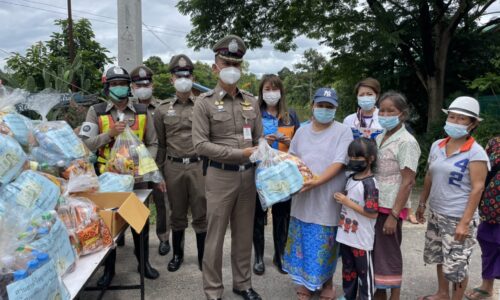 ศรีสะเกษ น้ำทะลักท่วมชุมชนโนนเขวาถึงหลังคาชาวบ้านหอบข้าวของมากองไว้ริมถนน