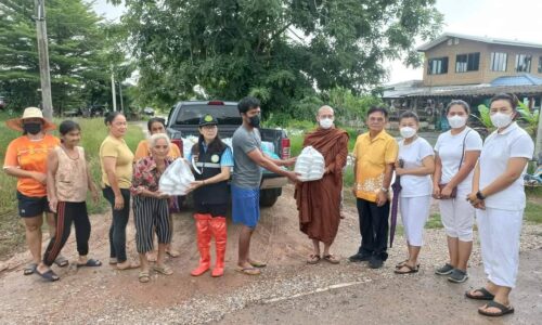 พิษณุโลก นางพีรกานต์ ทองเชื้อ นายก อบต.วังพิกุล พร้อมทีมบริหาร ได้นำอาหารปรุงสำเร็จและน้ำดื่ม มามอบให้กับชาวบ้านผู้ประสบภัยน้ำท่วม ในพื้นที่