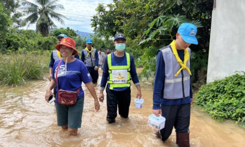 พิษณุโลก ศูนย์บรรเทาสาธารณภัย กองบิน ๔๖ ช่วยเหลือประชาชน วางกระสอบทราย สร้างแนวคันกั้นน้ำ ในพื้นที่