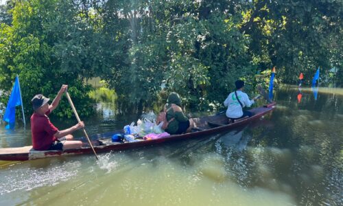 ศรีสะเกษ น้ำท่วมบ้านโพนทรายโนนเรือกลายเป็นเกาะนานกว่า 10 วันชาวบ้านขาดแคลนน้ำและอาหาร