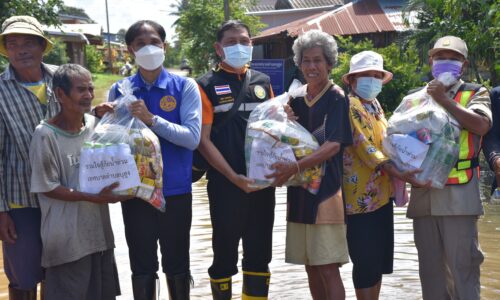 ศรีสะเกษ นายอำเภอวังหินลุยน้ำท่วมมอบถุงยังชีพช่วยเหลือประชาชน