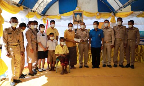 ศรีสะเกษ มูลนิธิราชประชานุเคราะห์จัดพิธีมอบเงินและสิ่งของพระราชทาน