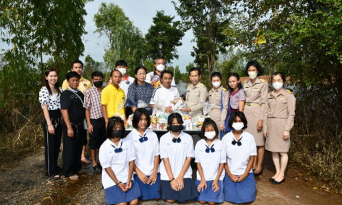 ผอ.สพป.ศรีสะเกษ เขต 1 ห่วงใยครู น.ร. 35 ร.ร.ที่ถูกน้ำท่วม
