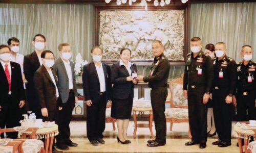 พิษณุโลก กองทัพภาคที่ 3 คุณศศิวัณย์ ศรีพรหม นายกสภาอุตสาหกรรมท่องเที่ยวจังหวัดนำภาคีเครือข่าย กรรมการ ที่ปรึกษา สมาชิก ผู้ประกอบการการท่องเที่ยว