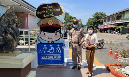 ศรีสะเกษ ดร.กัลยาณี นายกส่งเสริมท่องเที่ยว ชวนนั่งรถไฟเนื่องจากผู้โดยสารตกเครื่องบินจากน้ำท่วม