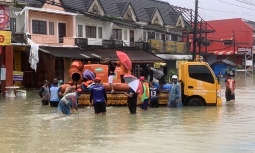 พังงา – น้ำท่วมถนนเพชรเกษมย่านเขาหลัก จนท.เร่งติดตั้งเครื่องสูบน้ำ