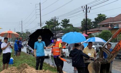 พังงา-ด่วน…ผู้ว่าพังงาลงพื้นที่สั่งทุบเกาะกลางถนนเร่งระบายน้ำท่วมถนนเพชรเกษมย่านเขาหลัก