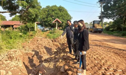 พิษณุโลก นางพีรกานต์ ทองเชื้อ นายก อบต.วังพิกุล พร้อมคณะลงพื้นที่เพื่อดูความคืบหน้าโครงการก่อสร้างถนนผิวจราจรลาดยางแบบผิวเรียบ