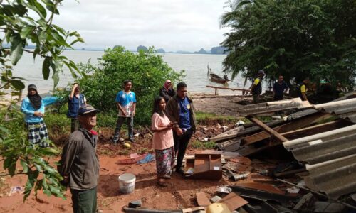 พังงา-ดินสไลด์ทำบ้านพังราบทั้งหลังบนเกาะหมากน้อย