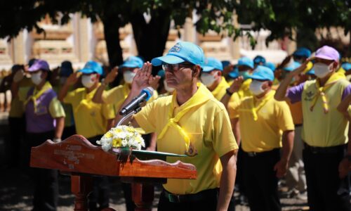 ศรีสะเกษ รักษาการผู้ว่านำจิตอาสาทำความสะอาดวัดเพียนามหลังน้ำท่วมลดลงแล้ว