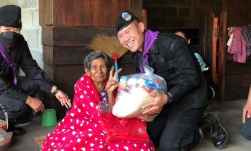 ศรีสะเกษ ผบ.ฉก.ทพ.23 ห่วงใยผู้สูงอายุและผู้พิการหอบผ้าห่มกันหนาวพร้อมเครื่องอุปโภคบริโภคไปมอบให้สู้ภัยหนาว