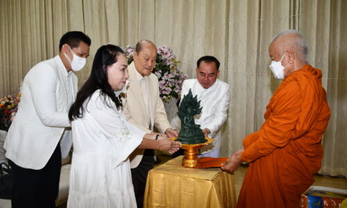 ศรีสะเกษ ม.เฉลิมกาญจนาทอดกฐินตกค้าง  47 วัดต้นเงินร่วม 100 ต้น ถวายพระสงฆ์และวัด 3,000,000 บาท