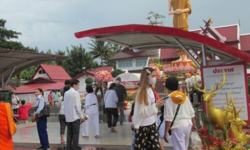 ลำปางชาวลำปางและนักท่องเที่ยวเดินทางมากราบไหว้สรีระสังขารหลวงพ่อเกษม เขมฺโก ไม่ขาดสาย