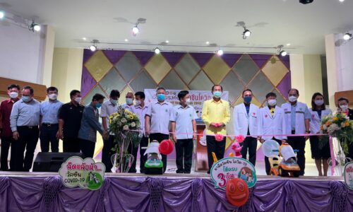 ศรีสะเกษ พ่อแม่อุ้มลูกอายุ 6 เดือนถึง 4 ปี แห่ไปฉีดวัคซีนโควิด 19