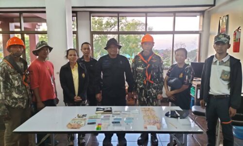 ศรีสะเกษ ไต่หน้าผามออีแดงสูงร่วม 200 เมตรลงไปฝ่าดงระเบิดเขมรต่ำเก็บกระเป๋าเงินคืนให้นักท่องเที่ยว