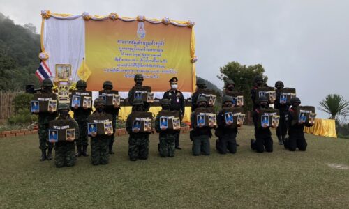 องคมนตรีเชิญสิ่งของพระราชทานนำมอบเจ้าหน้าที่ปฏิบัติภารกิจชายแดน