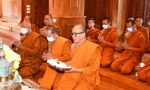 ศรีสะเกษ หลวงพ่อพุฒกราบขอความศักดิ์สิทธิ์หลวงปู่สรวงขอให้พระองค์ภาหายจากพระอาการประชวร
