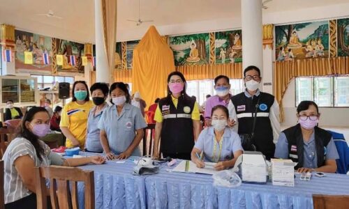 พิษณุโลก นางพีรกานต์ ทองเชื้อ นายก อบต.วังพิกุล เดินทางมายังศาลาการเปรียญวัดดงข่อย เพื่อให้กำลังใจกับทีมเจ้าหน้าที่ อสม