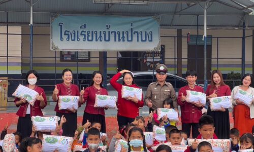 อำเภอฝาง จังหวัดเชียงใหม่ มอบผ้าห่มให้เด็กนักเรียนคลายหนาว