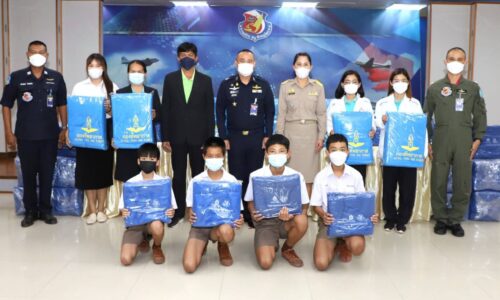 พิษณุโลก ศูนย์บรรเทาสาธารณภัย กองบิน ๔๖ ส่งมอบผ้าห่มกันหนาวเพื่อสานต่อความอบอุ่น ให้กับน้องๆ นักเรียน และประชาชนในพื้น