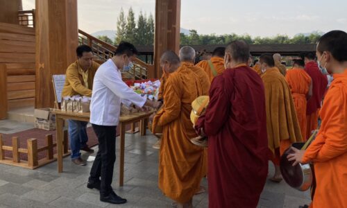 อำเภอไชยปราการ  จังหวัดเชียงใหม่ ตักบาตรถวายฟ้าหญิงให้หายประชวรโดยเร็ว