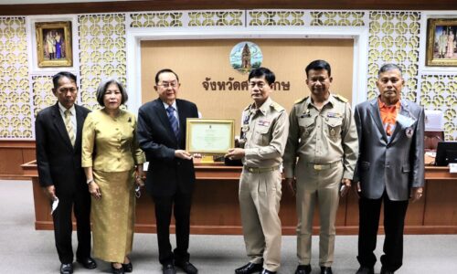 ศรีสะเกษ วิทยา วิรารัตน์ รับมอบเกียรติบัตรยกย่องเชิดชูเกียรติผู้อุทิศตนขับเคลื่อนงานวัฒนธรรมท้องถิ่น
