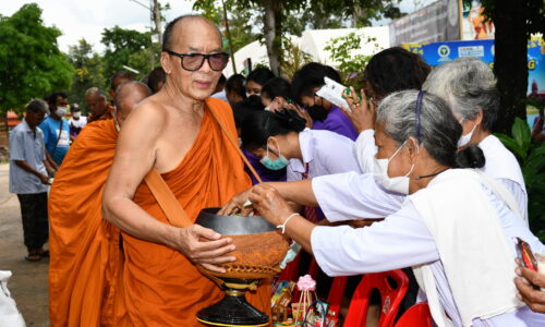 ศรีสะเกษ หลวงพ่อพุฒเตรียมนำพระสงฆ์ 2 แผ่นดินสวดมนต์ข้ามปีที่วัดไพรพัฒนารับโชคปีใหม่